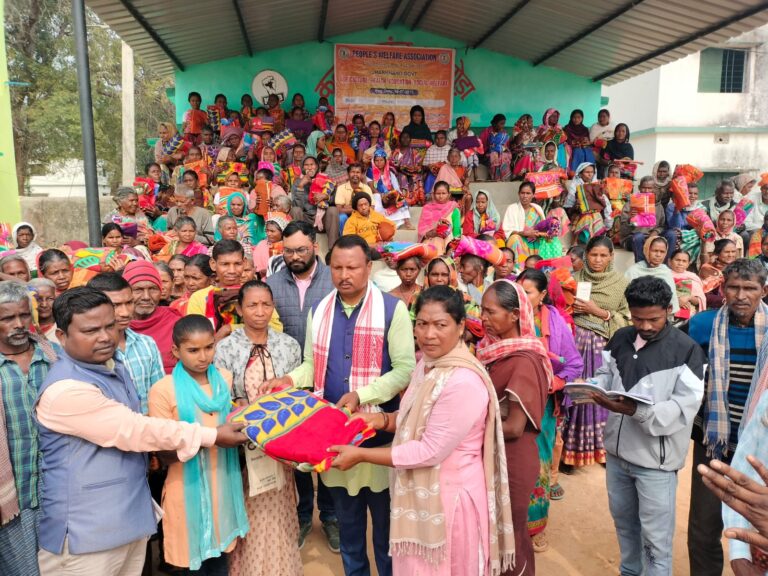 पीपुल्स वेलफेयर एसोसिएशन, चक्रधरपुर ने  500 जरूरतमंद लोगों के बीच किया कंबल का वितरण