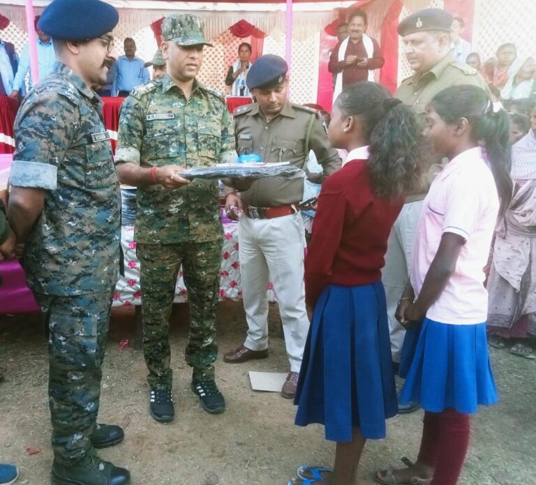 𝙎𝙎𝙋 जमशेदपुर द्वारा सोशल पुलिसिंग के तहत गुडाबांधा थाना अन्तर्गत कशियाबेडा ग्राम में खेल सामग्री वितरित…