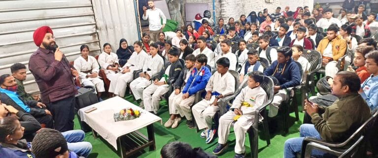 राष्ट्रीय कराटे चैम्पियनशिप में भागीदारी लेने जा रहे बच्चों को काले ने दी शुभकामनाएं…..