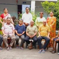 “यात्रा” ने पितृ दिवस आशीर्वाद ओल्ड एज होम बाराद्वारी में बुजुर्गो संग केक काटकर व मोमेंटो भेंट कर मनाया।