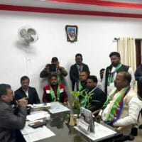 टाटानगर रेलवे स्टेशन के बाहर वी०आई०पी० लेन को पूर्ण रूप से बंद करने एवं टाटानगर आने वाली यात्री गाड़ियों के बिलंब पर लगे रोक – आजसू