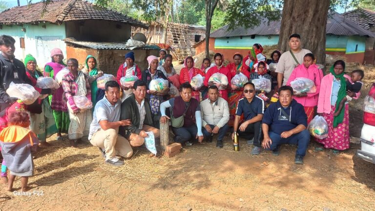 जमशेदपुर तिब्बत मार्केट एसोसिएशन और भारत-तिब्बत मैत्री संघ ने बोड़ाम प्रखंड के सबर बस्ती में गरम कपड़ा एवं खाद्य सामग्री वितरित किया….