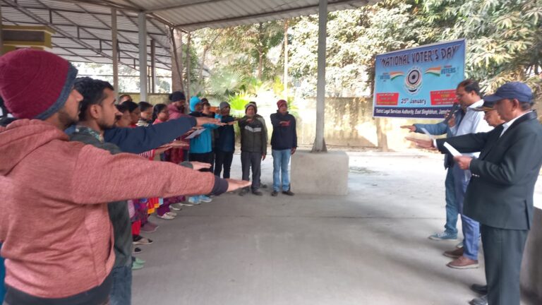 मुख्य न्यायायिक पदाधिकारी कुमार गौरव ने कोर्ट कर्मियों को मतदाता दिवस पर शपथ दिलाई…..