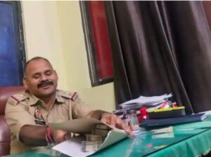 फाइल में 500 की चार गड्डियां लेते हुए दारोगा धनंजय सिंह को हाईकोर्ट ने जमानत दी, ऐसे रिश्वतखोर समाज के लिए कलंक…..
