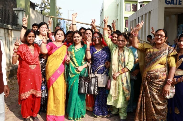 आदित्यपुर नगर निगम वार्ड 29 से पार्षद पद की प्रत्याशी अर्चना कुमारी सिंह ने  सरायकेला अनुमंडल कार्यालय में किया नामांकन…..