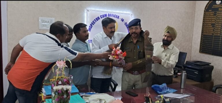 सीताराम डेरा थाना के नव नियुक्त थाना प्रभारी श्री आनंद मिश्रा का सीताराम डेरा थाना शांति समिति के सदस्यों द्वारा स्वागत एवं अभिनंदन…..
