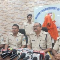सोनारी में बुजुर्ग महिला से चेन छिनतई का खुलासा, तीन आरोपी गिरफ्तार; सोने की चेन बरामद…..
