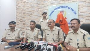 सोनारी में बुजुर्ग महिला से चेन छिनतई का खुलासा, तीन आरोपी गिरफ्तार; सोने की चेन बरामद…..