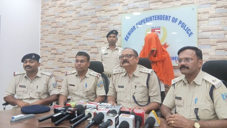 सोनारी में बुजुर्ग महिला से चेन छिनतई का खुलासा, तीन आरोपी गिरफ्तार; सोने की चेन बरामद…..