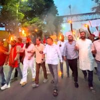 लगातार हो रहे सड़क हादसों के खिलाफ मशाल जुलूस, रघुवर दास के कार्यकाल पर भी उठे सवाल, प्रदर्शन को लेकर सियासी बहस तेज—समर्थकों ने ट्रैफिक व्यवस्था में सुधार की मांग की, विरोधियों ने पूछा: लंबे कार्यकाल में स्थायी समाधान क्यों नहीं?
