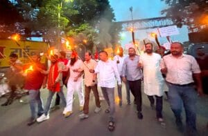 लगातार हो रहे सड़क हादसों के खिलाफ मशाल जुलूस, रघुवर दास के कार्यकाल पर भी उठे सवाल, प्रदर्शन को लेकर सियासी बहस तेज—समर्थकों ने ट्रैफिक व्यवस्था में सुधार की मांग की, विरोधियों ने पूछा: लंबे कार्यकाल में स्थायी समाधान क्यों नहीं?