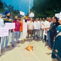 हादसों के खिलाफ मशाल जुलूस, रघुवर दास के कार्यकाल पर भी उठे सवाल, प्रदर्शन को लेकर सियासी बहस तेज—समर्थकों ने ट्रैफिक व्यवस्था में सुधार की मांग की, विरोधियों ने पूछा: लंबे कार्यकाल में स्थायी समाधान क्यों नहीं?