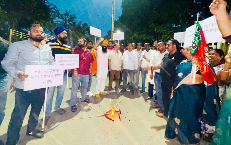 हादसों के खिलाफ मशाल जुलूस, रघुवर दास के कार्यकाल पर भी उठे सवाल, प्रदर्शन को लेकर सियासी बहस तेज—समर्थकों ने ट्रैफिक व्यवस्था में सुधार की मांग की, विरोधियों ने पूछा: लंबे कार्यकाल में स्थायी समाधान क्यों नहीं?