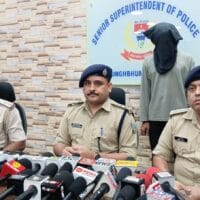 जुगसलाई में 17.274 किलो गांजा के साथ युवक गिरफ्तारपुलिस ने दो सूटकेस से बरामद किया गांजा, बरामद माल की कीमत करीब 8 लाख रुपये बताई गई…..