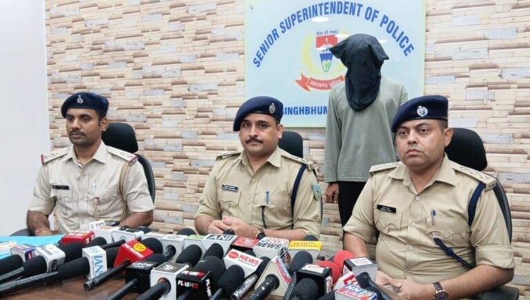 जुगसलाई में 17.274 किलो गांजा के साथ युवक गिरफ्तारपुलिस ने दो सूटकेस से बरामद किया गांजा, बरामद माल की कीमत करीब 8 लाख रुपये बताई गई…..
