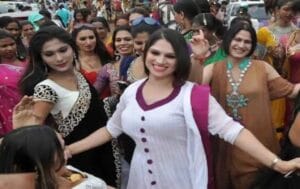 जमशेदपुर में बदल रहा पेशे का ट्रेंड👉सामान्य युवकों का किन्नर समुदाय से जुड़ने की ओर बढ़ता रुझान चर्चा में, आखिर क्या हैं इसके पीछे के कारण?