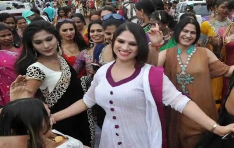 जमशेदपुर में बदल रहा पेशे का ट्रेंड👉सामान्य युवकों का किन्नर समुदाय से जुड़ने की ओर बढ़ता रुझान चर्चा में, आखिर क्या हैं इसके पीछे के कारण?