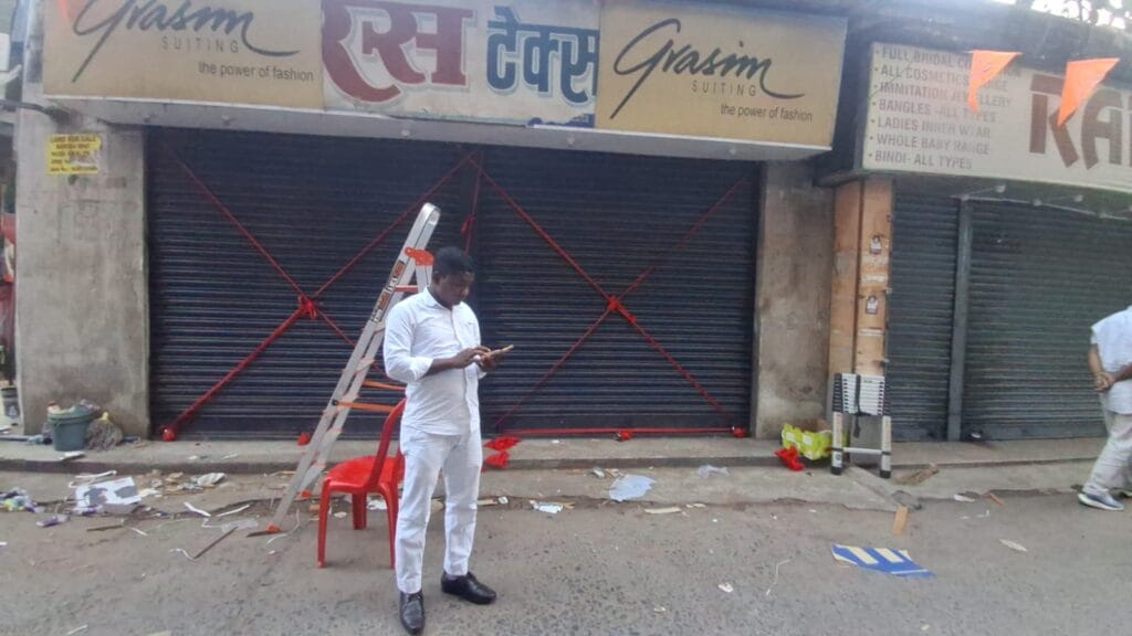 न्यायालय के आदेश पर महाबीर सिंह मार्केट की दुकान का कब्जा दिलाया गया…..