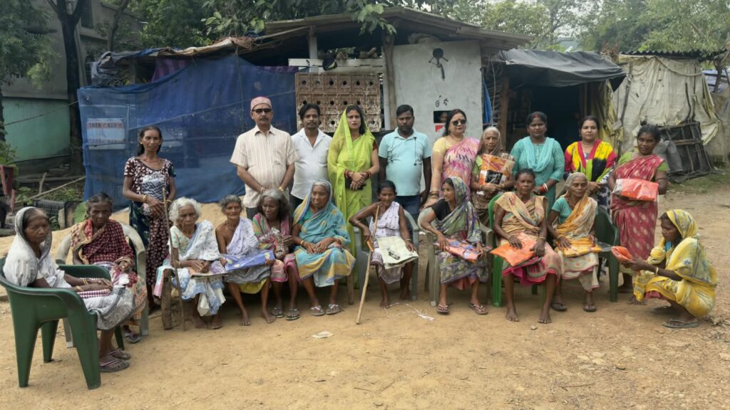 जरूरतमंद महिलाओं के बीच साड़ी वितरण, ‘यात्रा’ संस्था ने दिया सेवा और मानवता का संदेश…