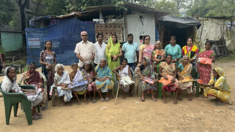 जरूरतमंद महिलाओं के बीच साड़ी वितरण, ‘यात्रा’ संस्था ने दिया सेवा और मानवता का संदेश…